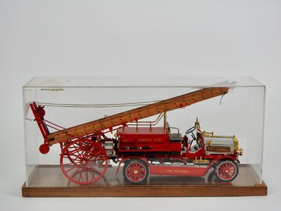 null Automobile

Maquette de camion de pompiers anglais Dennis 1914

Dennis auto-pompe...