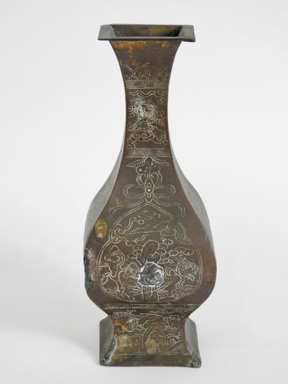 null Vase à décor

Bouchages

Bronze

Chine

H 24 cm