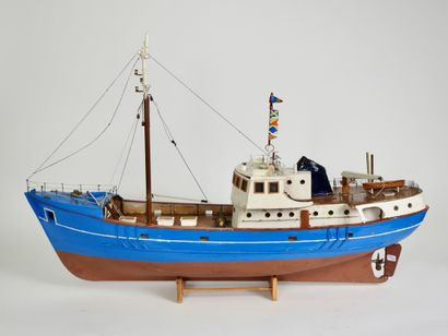 null Marine

Model of a trawler painted blue and brown and varnished

Old work

L...