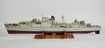 null Marine

Maquette d'exposition d'un navire de la marine française gris et brun

L...