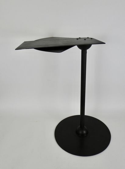 null Pierre Chareau (1883-1950) after

Side table model SN9 in black lacquered metal

The...