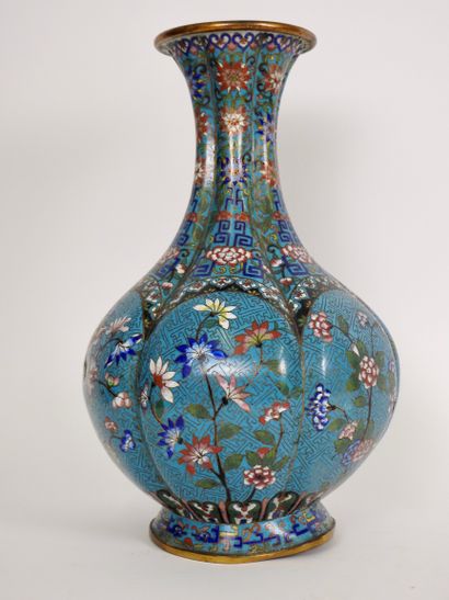 null China

Cloisonné enamel vase 

H 35 cm

(swelling at the foot)