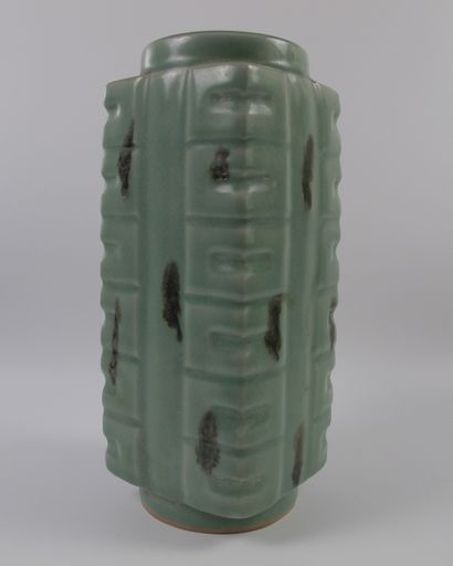 null DIVERS

42.	342. Vase « Longquan » en forme de jade archaïque « Cong ». Porcelaine...