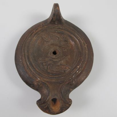 null Roman oil lamp, in medallion two griffins. Brown terracotta. L 13.5cm. Roman...