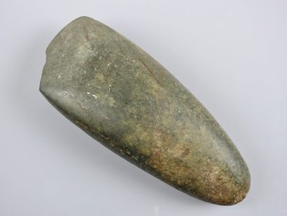 null Hache polie pierre verte d’époque néolithique.

Omphacite ou jadéite selon les...