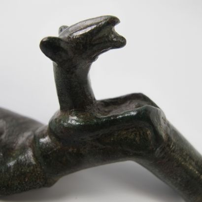 null Poignée de vase celte en bronze au protomé de loup. L 10cm. Probable poignée...