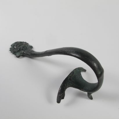 null Poignée romaine de vase en bronze ornée d’un masque de gorgone en relief. Bronze....