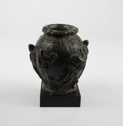 null Vase orné de différents thèmes dont scènes de lutte et herme.Bronze.Style romain.

H...