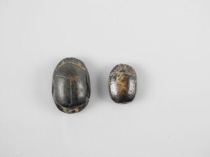 null Two inscribed scacrabs, black stone, 2 to 3 cm long, New Kingdom or later.