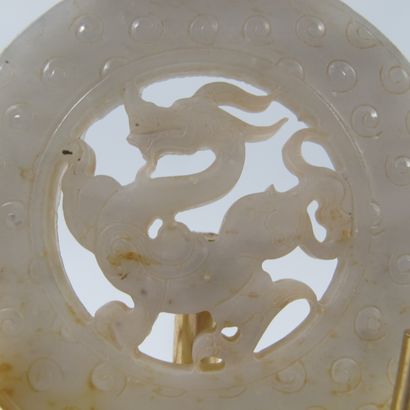 null Fin pendentif de jade blanc au disque Bi centré sur un dragon et ciselé de grains...