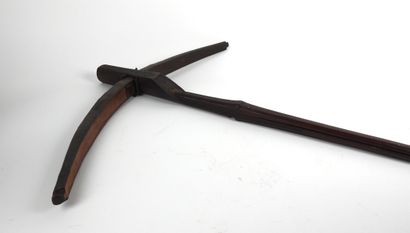 null Gabonese ethnic crossbow, carved wood, used condition, 116 cm long.