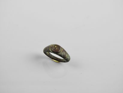 null Ring with a bronze band, roman art.

L :approx 22mm for the ring.