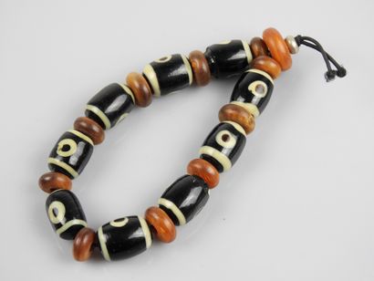 null Bracelet Dzi glass beads and horn beads.

Tibet.
