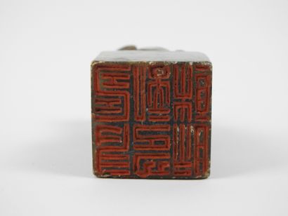 null Cachet surmonté d’un chien de Fô.Stéatite.Restes de cinabre.Chine.H :8,5cm