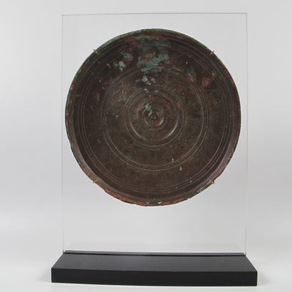 null Miroir romain circulaire en bronze. Bronze à patine brune et oxydation cuivreuse....
