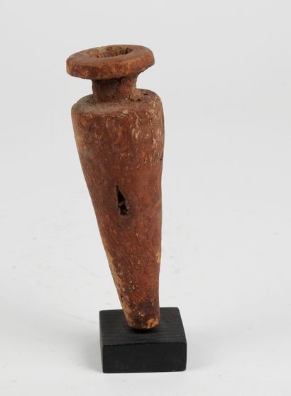 null Carved wooden votive vase Hes, Middle Kingdom or New Kingdom, 15 cm high.

Provenance...