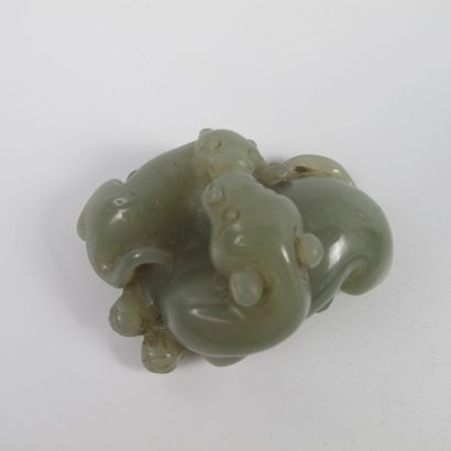 null Composition en jade céladon d’un tigre et son petit formant pendentif. Jade...
