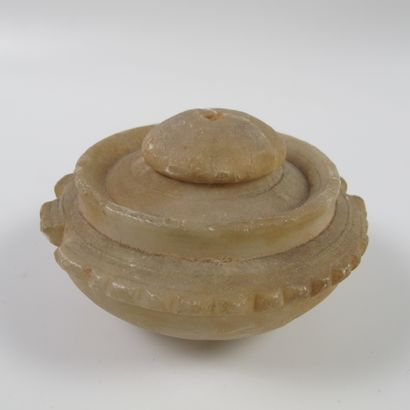 null Rare ointment jar with its lid. Alabaster. As is (lid glued back on). L 8.5cm....