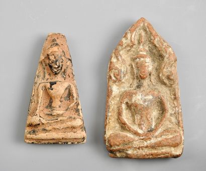 null Two amulets for Buddhist reliquaries, terracotta, approx. 4.5 and 6cm.

Tibet...
