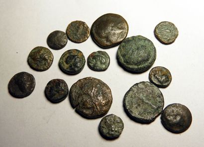 null Douzaine de monnaies grecques en bronze.