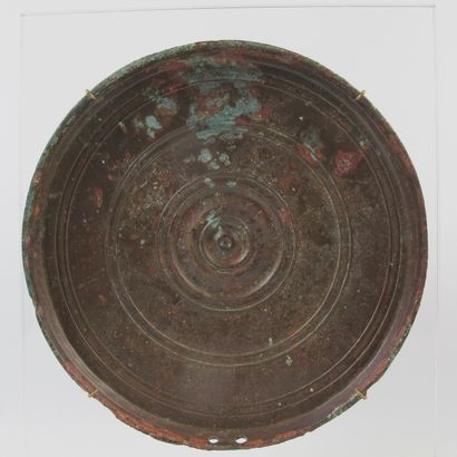 null Miroir romain circulaire en bronze. Bronze à patine brune et oxydation cuivreuse....