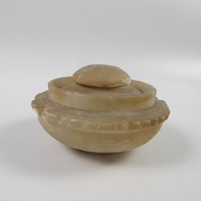 null Rare ointment jar with its lid. Alabaster. As is (lid glued back on). L 8.5cm....
