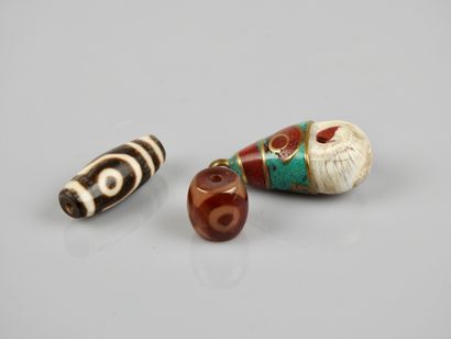 null Three amulets.Tibet.

Two of them are Dzi beads.

L :1,5 to 3,5cm.