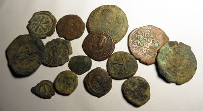 null Quatorze monnaies byzantines en bronze.