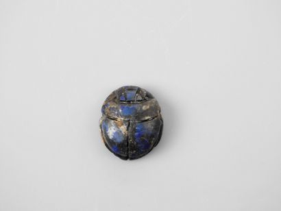 null Scarabée en lapis lazuli anépigraphe.Style Basse Epoque.L :3cm.