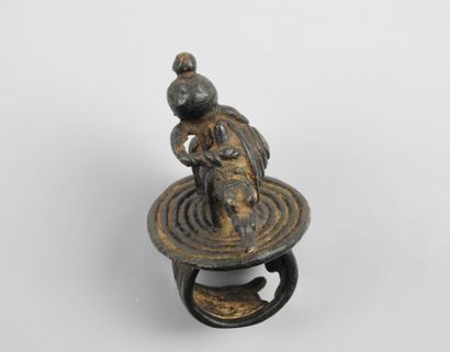 null Ring decorated with a rider

L :approx 7cm.sub saharian Fulani people.bronz...