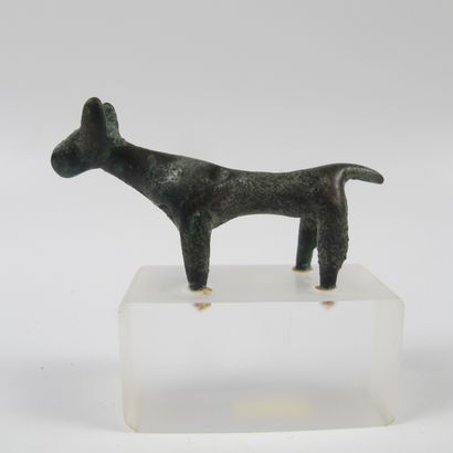 null Statuette-pendant of horse in bronze, amulet. L 5cm. Luristan. 8th century ...