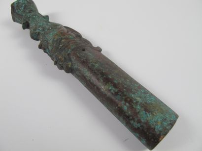 null Manchon pour hampe d’arme d’hast (Bronze sleeve of lance shaft). Bronze à patine...