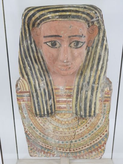 null Wooden sarcophagus bust with polychrome engobe.

Face with a pinkish complexion...