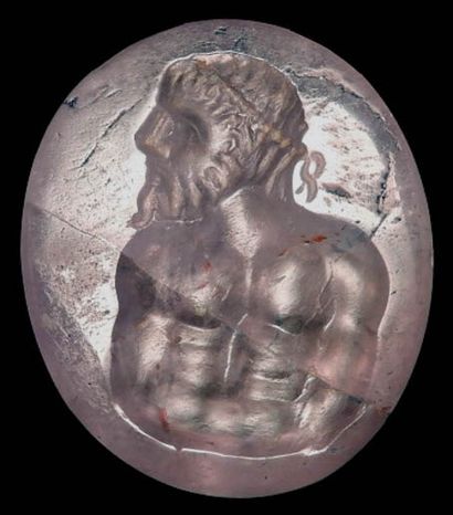 null Large améthyste avec inclusion et clivage gravée en intaille d’un buste d’Hercule.

Art...