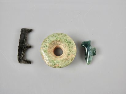 null Tamba en jadéite,labret en obsidienne et oiseau amulette en jaspe.Maya ou postérieur.

L...