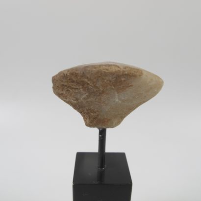 null Kylia fertility idol head. Translucent marble. L 4.5cm. H 3 cm (10.5cm with...