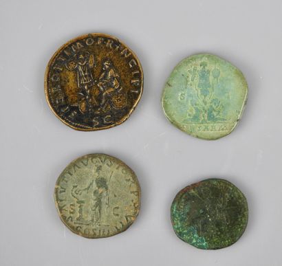 null Quatre monnaies,

dont Commode ,Marc Aurèle,

et monnaie pisane.Bronze ou a...