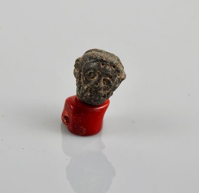 null Tête romaine amulette en pierre montée sur gorgone.

En l’état.HT :2,5cm.