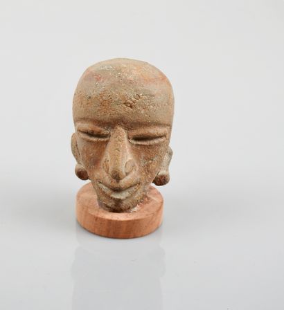 null Grande tête de prêtre au crâne rasé de la culture teotihuacan en terre cuite.en...