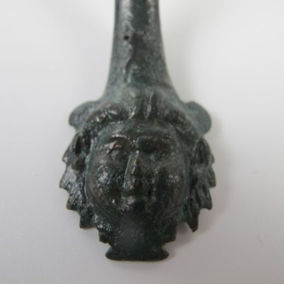 null Poignée romaine de vase en bronze ornée d’un masque de gorgone en relief. Bronze....