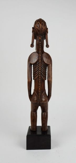 null Idole masculine d’ancêtre dite Kava kava aux traits hiératiques.Bois sculpté...