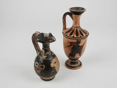 null Deux vases style grec.

Terre cuite à engobe ornée.

H :11,5 à 15,5cm.