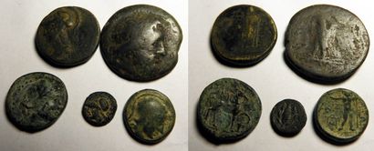null Cinq monnaies grecques en bronze.