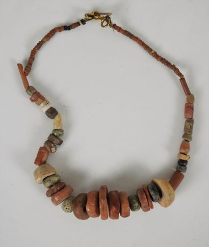 null Collier fait de pierres diverses perles d’époque préhispanique.