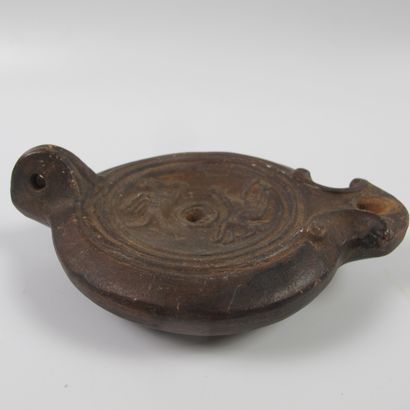null Roman oil lamp, in medallion two griffins. Brown terracotta. L 13.5cm. Roman...