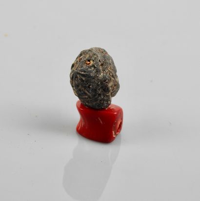 null Tête romaine amulette en pierre montée sur gorgone.

En l’état.HT :2,5cm.