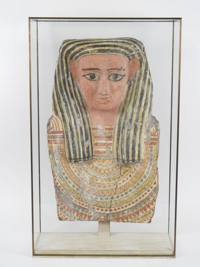 null Wooden sarcophagus bust with polychrome engobe.

Face with a pinkish complexion...