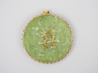 null Nephrite jade medallion with phoenixes.

Back signs of happiness.

China.denv...