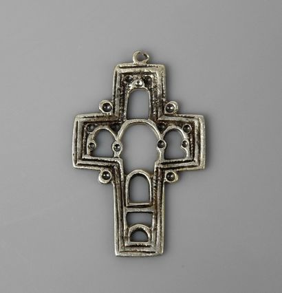 null Grande croix représentant un chevet d’église

Argent 5 cm

Probablement méd...