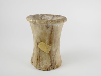 null Tulip-shaped vase.patinated alabaster.as is.Early nilotic dynasties.H :15cm.Prov...